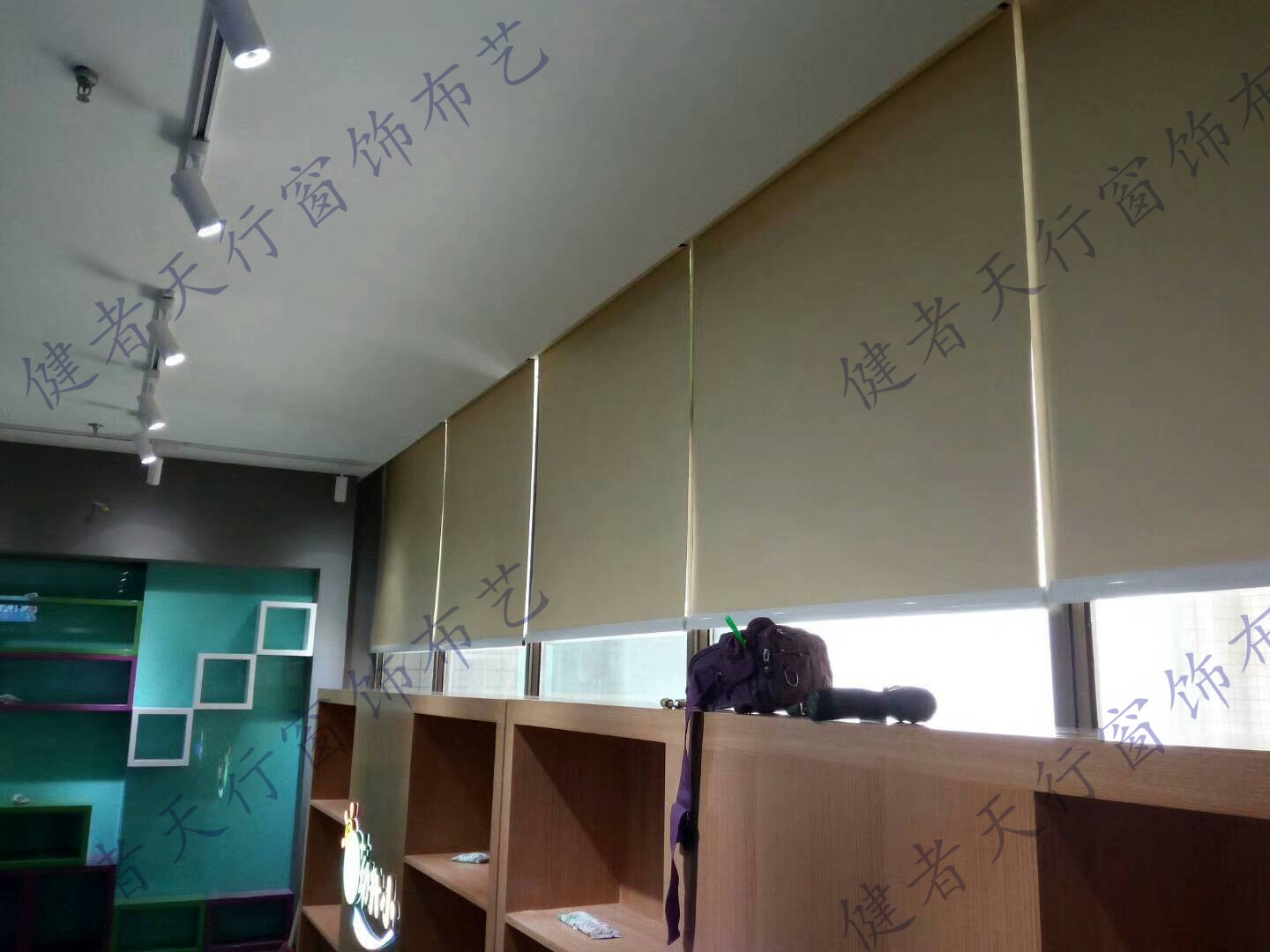 教室电动卷帘